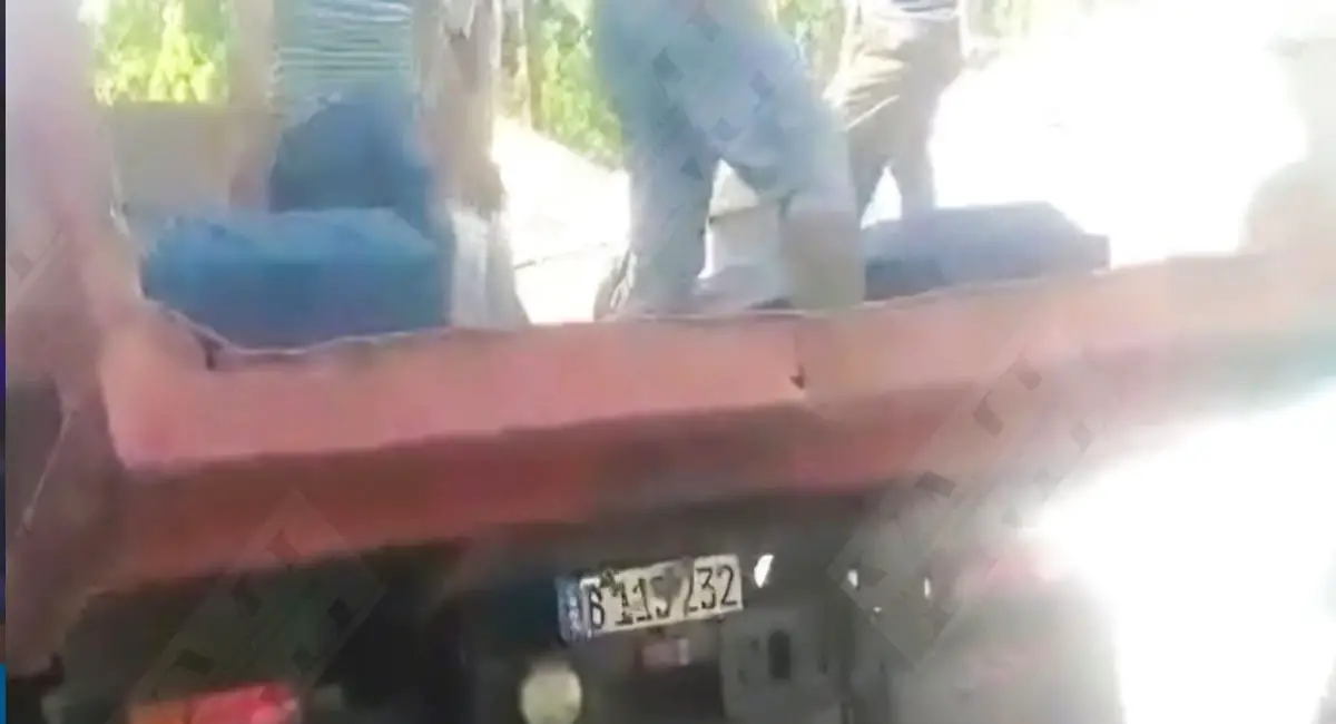 Utilizan camión de volteo como carro fúnebre en Santiago de Cuba