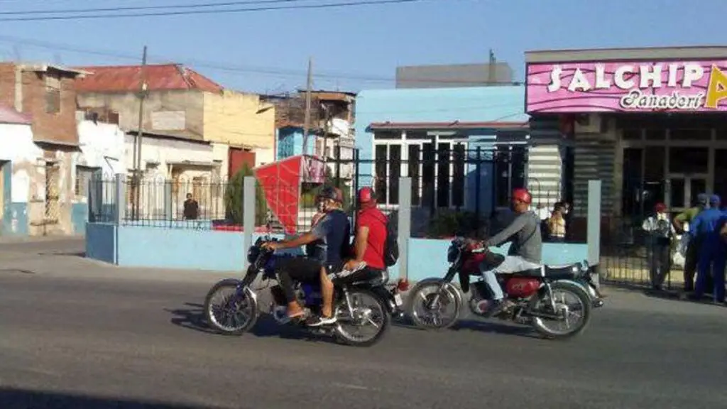 Ante inacción policial, cubanos deciden recuperar por su propia cuenta moto robada