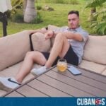 Cubanos en las redes sociales arremetieron en contra de Sandro Castro, nieto del cenicero andante, Fidel Castro, después de que con su cara bien dura mostrara la vida privilegiada que tiene en la isla por medio de una foto en las redes sociales.