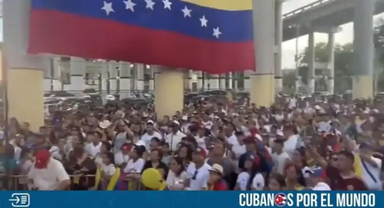 Cientos de venezolanos radicados en Miami se encuentran en las calles a la espera de los resultados de las elecciones presidenciales de este domingo 28 de julio, en las que el chavismo pudiera perder el poder.