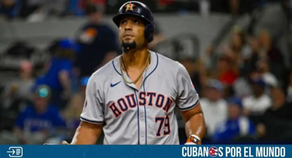 El pelotero cubano José “Pito” Abreu reapareció en una foto con un fanático en el Aeropuerto Internacional de Miami.