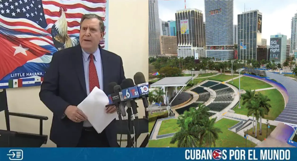 Joe Carollo, comisionado de la ciudad de Miami, ofreció una recompensa por quien ofrezca información para ejecutar el arresto de un grafitero que pintó una frase en apoyo al dictador Nicolás Maduro en el Bayfront Park, lugar en donde se llevó a cabo la concentración de la comunidad venezolana en contra del fraude electoral el pasado fin de semana.