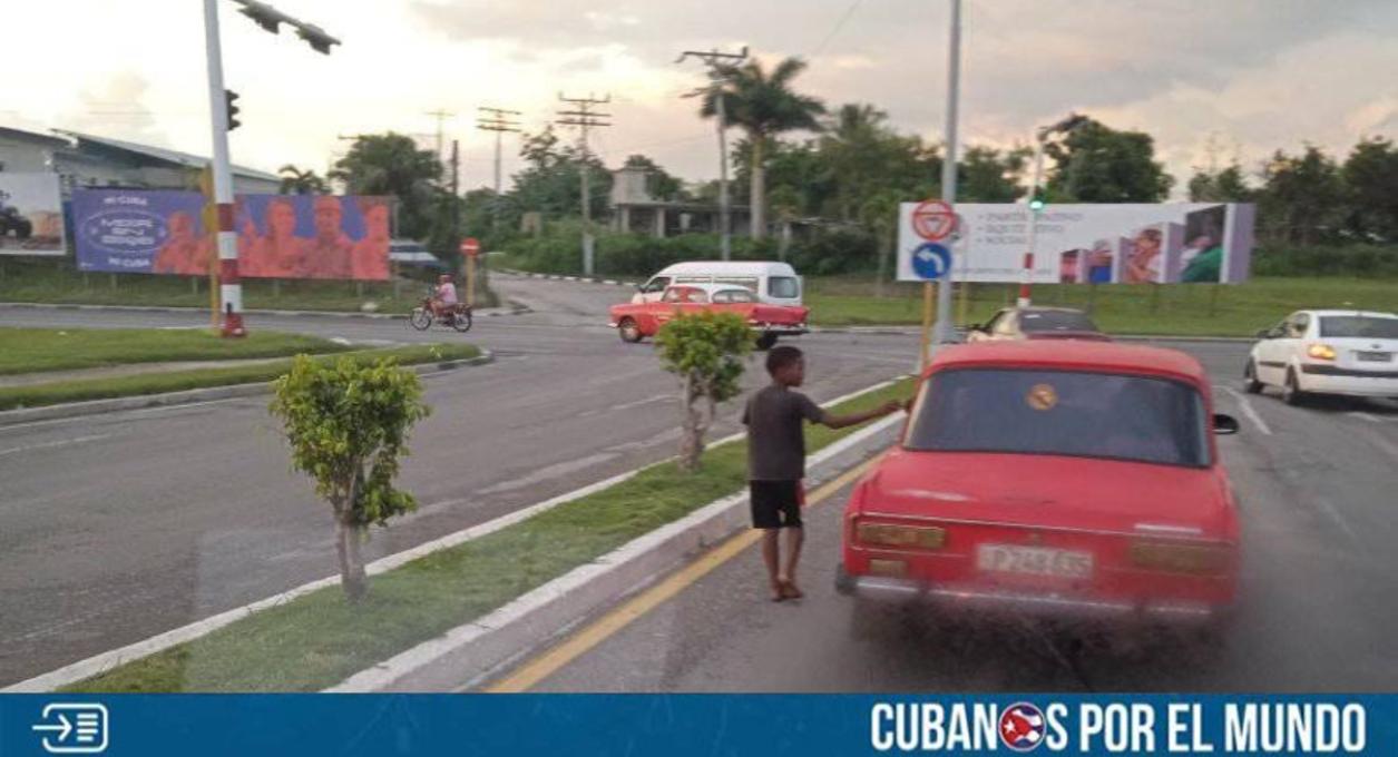 Un niño cubano fue captado recientemente pidiendo limosna en Boyeros, La Habana, específicamente a la salida de la Terminal II del Aeropuerto de la capital, siendo esto una evidencia más del hambre y la miseria que se vive en la isla comunista.