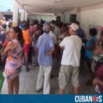 Habitantes del Distrito José Martí, en Santiago de Cuba, realizaron largas colas para comprar unos simples cigarros en la bodega ubicada en los edificios D.