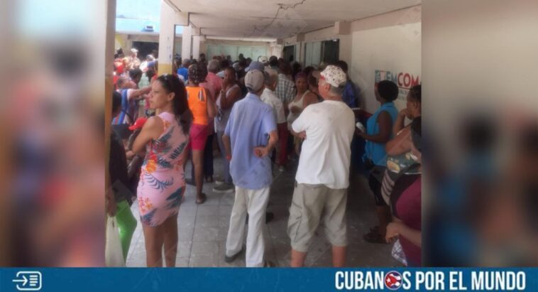 Habitantes del Distrito José Martí, en Santiago de Cuba, realizaron largas colas para comprar unos simples cigarros en la bodega ubicada en los edificios D.