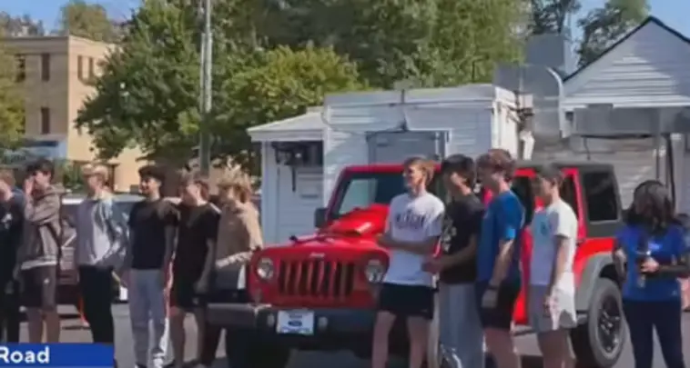 Estudiantes sorprenden a conserje con el auto de sus sueños en Virginia