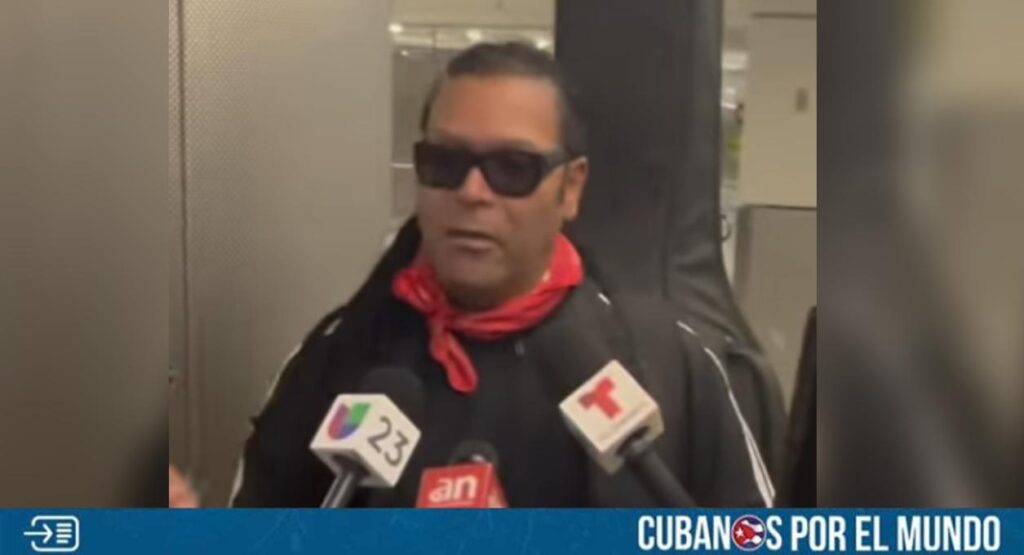 El cantautor cubano Amaury Gutiérrez regresó a Miami la noche de este miércoles 4 de septiembre después de tener un incidente con un agente de inmigración en Colombia, país al que no se le permitió entrar a pesar de que tenía previsto realizar varias presentaciones.