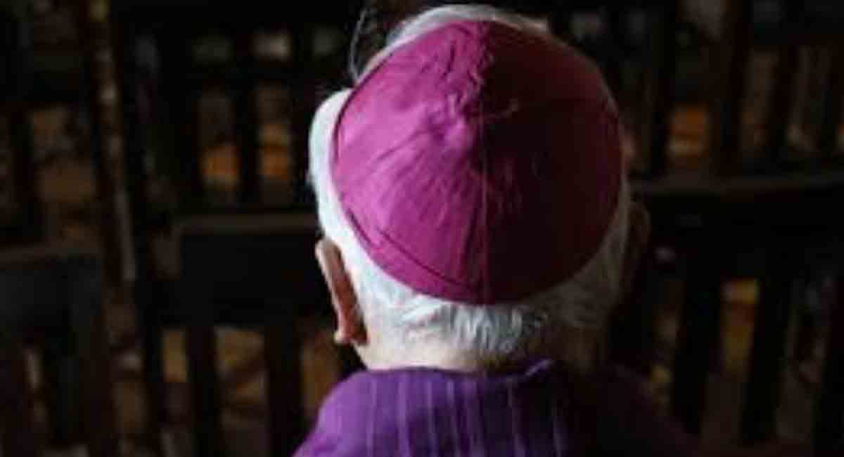 INSÓLITO: En Francia, cura mantuvo una relación con una mujer… que él mismo casó