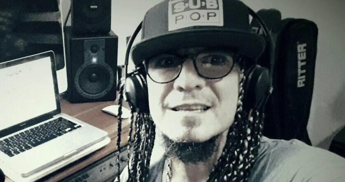 Athanai mezcla el género del reparto con el rock y le sale un "Descontrol".