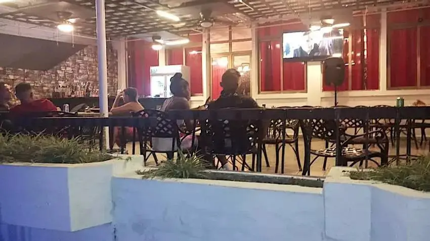 Dos médicos cubanos dejan las batas y se montan un restaurante en Cienfuegos