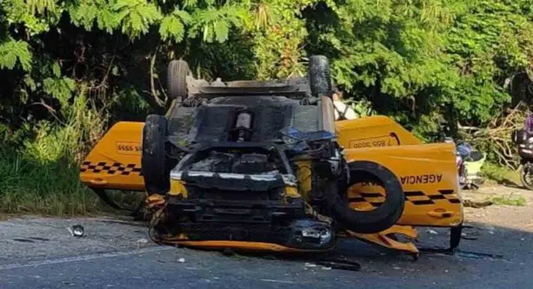 Taxi queda destruido tras un incidente en carretera de La Habana