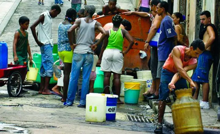 Los cubanos viven entre la mugre y la miseria. Los que no salen a protestar, lo hacen con quejas en medios oficiales.