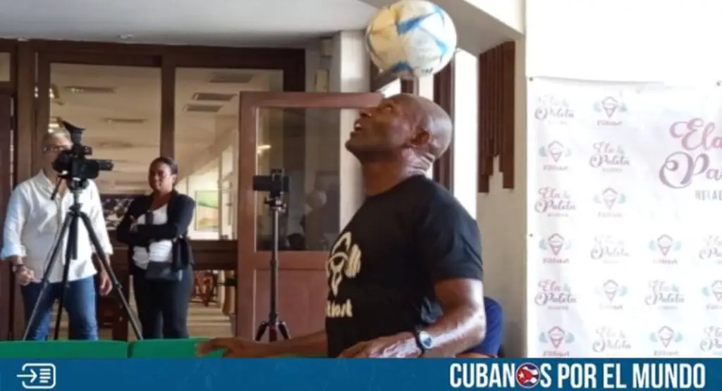 El cubano Erick Hernández logró romper el récord mundial de más toques de balón durante una hora, según se informó en las últimas horas.