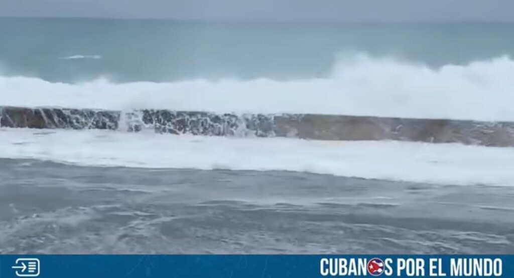 El huracán Oscar, previo a su llegada a las costas de Cuba, dejó sus primeras huellas en el malecón de Baracoa, en la provincia de Guantánamo, con la entrada del mar y las inundaciones.