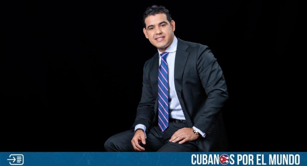 Javier Díaz sustituirá a Mario Vallejo como presentador de noticias en la cadena Univisión 23, así lo dio a conocer el periodista cubano este lunes por medio de un post en su perfil de Facebook.