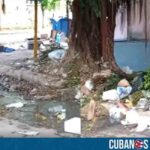Policlínico en el Vedado de La Habana, rodeado de inmundicia