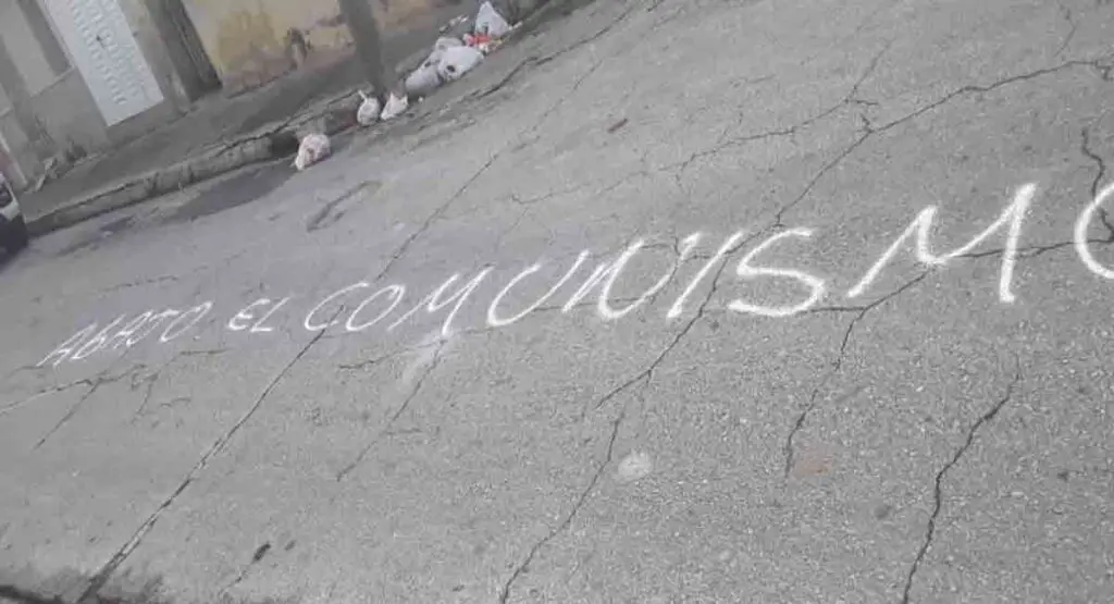 “Abajo el comunismo”, el mensaje pintado en una calle de Camagüey