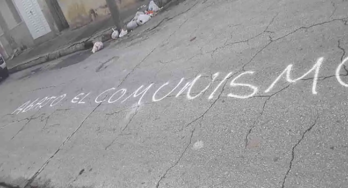 “Abajo el comunismo”, el mensaje pintado en una calle de Camagüey