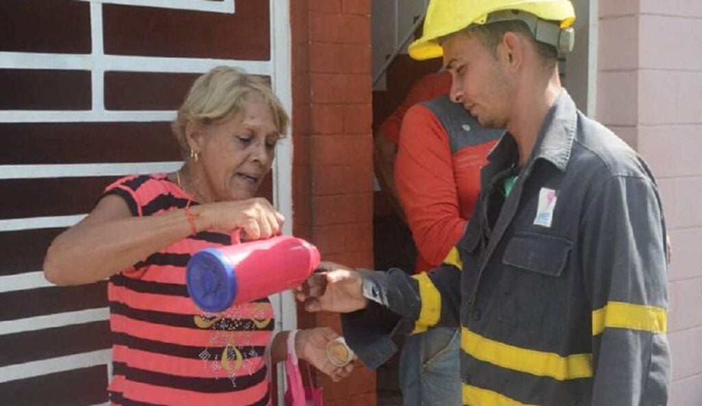 Habaneros comparten la miseria que tienen con linieros que vinieron desde Sancti Spíritus