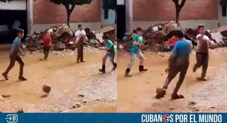 Conmovedor: Captan a niños jugando fútbol en medio de la tragedia en Valencia