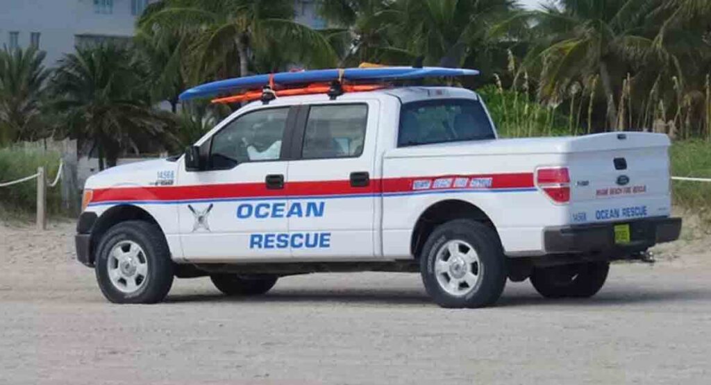 Rescatista en Miami atropella con su vehículo a un bañista que estaba acostado en la arena