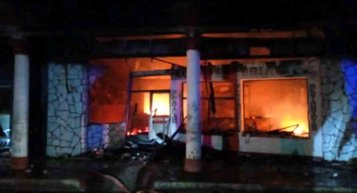 Voraz incendio acaba con una mueblería en Ciego de Ávila