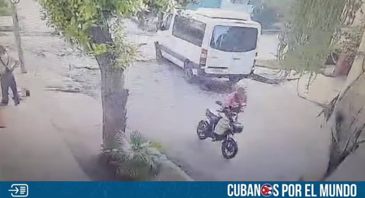 En video quedó captado un ladrón que robó una moto y una balita de gas en el reparto Sevillano, en el municipio Diez de Octubre de La Habana, Cuba.