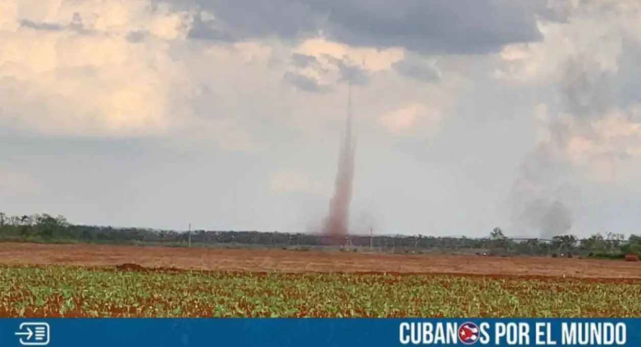Durante la tarde del martes 24 de diciembre fue captado un tornado en el municipio de Güira de Melena, en la provincia de Artemisa.