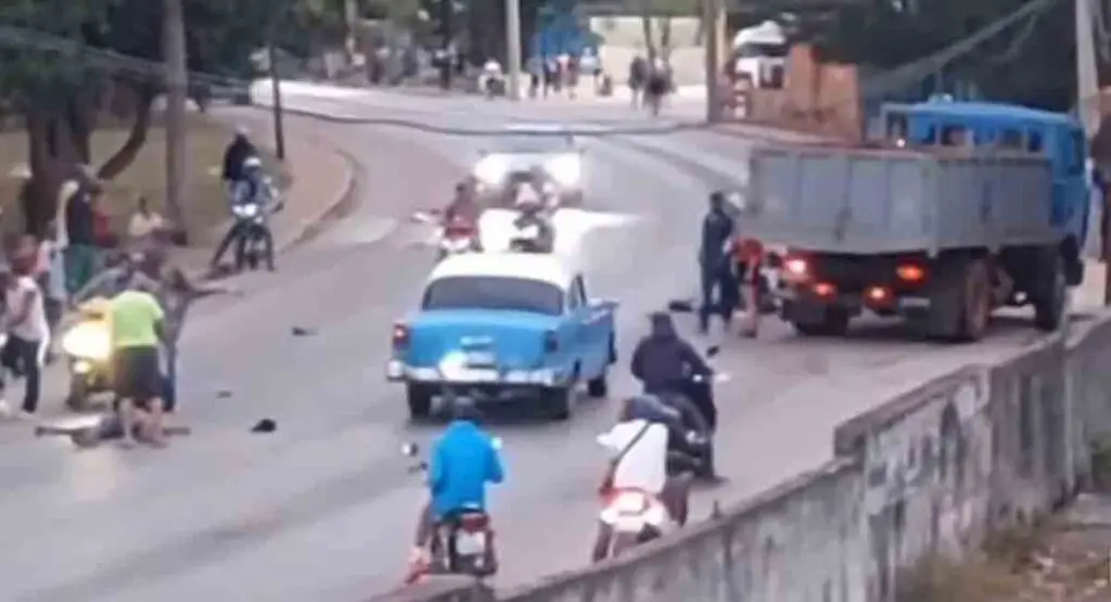 Accidente de tránsito en La Habana. Dos motorinas, presuntamente compitiendo entre sí, se impactan contra un camión