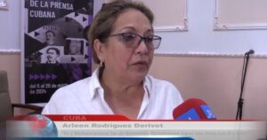 Lamebotas racista y elitista “Miss Chaperona Derivet” celebra el “sonado ridículo de Otaola”