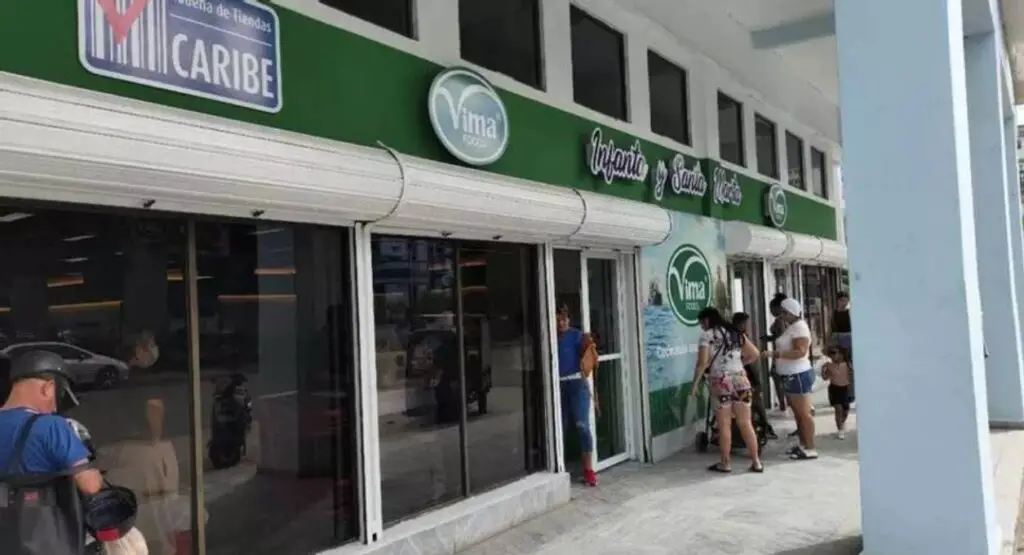 En medio de la polémica desatada en Cuba por la apertura del lujoso Supermercado de 3ra y 70 que solo acepta dólares, recientemente apareció una nueva tienda dolarizada similar ubicada en Infanta y Santa Marta, en La Habana, en el cual el conglomerado militar del régimen, GAESA, estaría detrás.