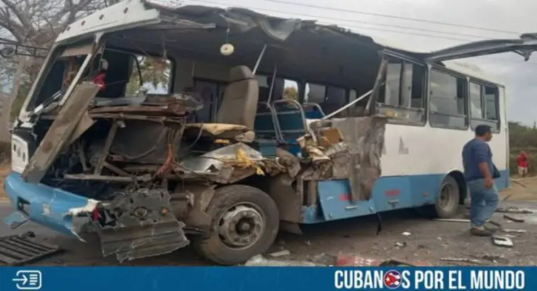 Durante la madrugada de este sábado se registró un accidente masivo en la entrada de la ciudad de Las Tunas, dejando a varias personas heridas, según se conoció a través de distintos reportes difundidos en las redes sociales.