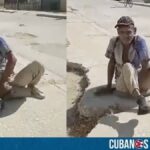 Un anciano cubano, aparentemente impedido físico, fue captado arrastrándose en el suelo para poder trasladarse en San Germán, Holguín.