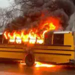 Autobús que llevaba estudiantes se incendia en Ohio, Estados Unidos