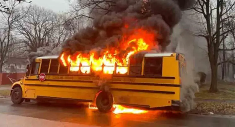 Autobús que llevaba estudiantes se incendia en Ohio, Estados Unidos