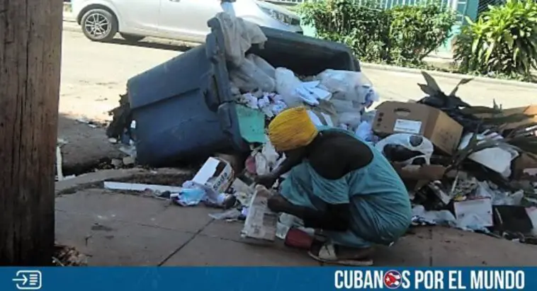 Una cubana denunció en las redes sociales que desde hace más de un mes la dictadura castrista no recoge la basura en su vecindario en La Habana.