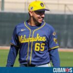 El lanzador cubano Néstor Cortés ya luce el uniforme de los Cerveceros de Milwaukee después de que se reportó con su nuevo equipo para los Spring Training.