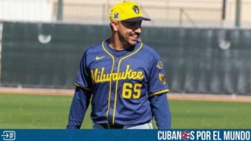 El lanzador cubano Néstor Cortés ya luce el uniforme de los Cerveceros de Milwaukee después de que se reportó con su nuevo equipo para los Spring Training.