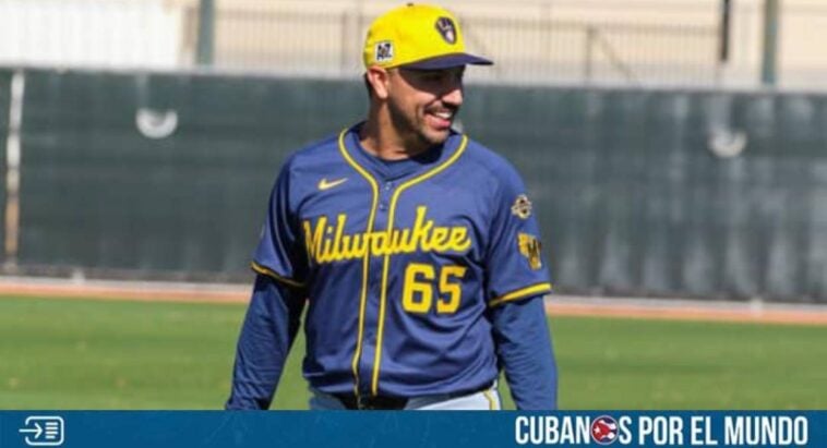 El lanzador cubano Néstor Cortés ya luce el uniforme de los Cerveceros de Milwaukee después de que se reportó con su nuevo equipo para los Spring Training.