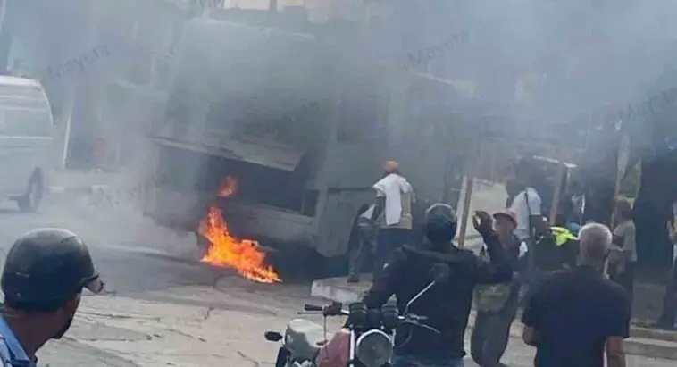 Ómnibus que transportaba reclusas se incendia en Santiago de Cuba