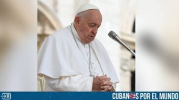 El Vaticano informó por medio de un comunicado que el Papa Francisco permanece en estado crítico tras sufrir una “crisis respiratoria asmática” a primera hora de este sábado.