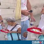 Así trata de ganarse la vida una ancianita de La Habana