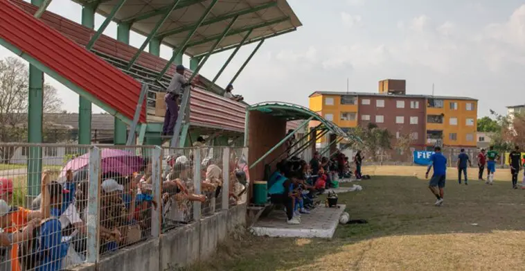 Roban vigas de acero en "academia" de fútbol de Camagüey. ¡No hay gradas para el público!