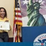 La humorista cubana Aleanis Jáuregui, más conocida como Cuqui La Mora, se hizo ciudadana americana este jueves.