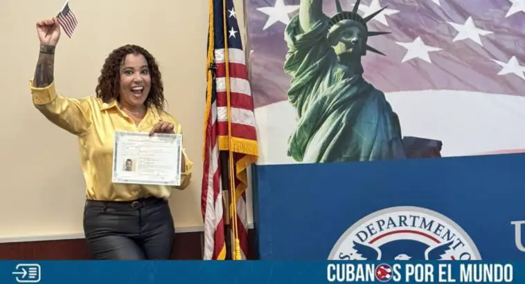 La humorista cubana Aleanis Jáuregui, más conocida como Cuqui La Mora, se hizo ciudadana americana este jueves.