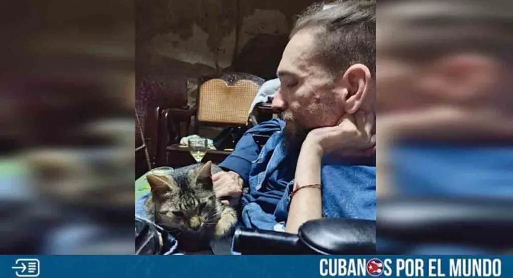 Escritor cubano clama por ayuda para mejorar su condición médica: “Mi vida ha estado atada a una silla de ruedas”
