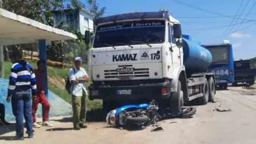 Volvió a nacer: Motorista impactó contra una pipa en La Habana y se salvó de milagro