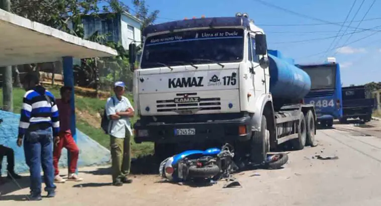 Volvió a nacer: Motorista impactó contra una pipa en La Habana y se salvó de milagro