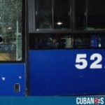 Un ómnibus del transporte público fue apedreado en las últimas horas en La Habana, Cuba. Así lo denunció la empresa de transporte de la capital cubana en sus redes sociales, en donde precisó que, el apedreamiento ocurrió en el parque de Fábrica, y la unidad afectada fue el ómnibus 5229 que cubría la ruta 23 de la Terminal de Lawton.