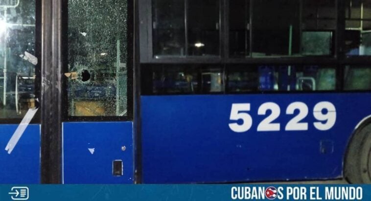 Un ómnibus del transporte público fue apedreado en las últimas horas en La Habana, Cuba. Así lo denunció la empresa de transporte de la capital cubana en sus redes sociales, en donde precisó que, el apedreamiento ocurrió en el parque de Fábrica, y la unidad afectada fue el ómnibus 5229 que cubría la ruta 23 de la Terminal de Lawton.